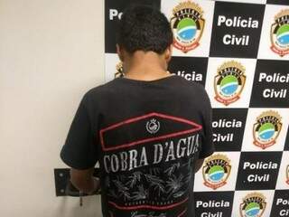 Suspeito sendo apresentado da delegacia do Centro da Capital. (Foto: Divulgação/Guarda Municipal)