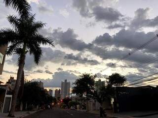 Dia amanheceu um pouco mais nublado que nos últimos dias, em Campo Grande (Foto: André Bittar)