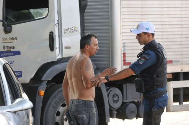 Motorista de caminh&atilde;o flagrado b&ecirc;bado &eacute; liberado ap&oacute;s pagar fian&ccedil;a de R$ 440 
