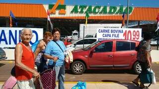 Famílias enfrentaram ônibus e foram preparadas para as compras.  (Foto: Caroline Maldonado)