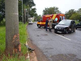 Ao cair em buraco, mulher perde controle de carro e bate em coqueiro