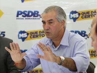 Governador do Estado, Reinaldo Azambuja, em discurso durante ato do PSDB. (Foto: Saul Schramm).