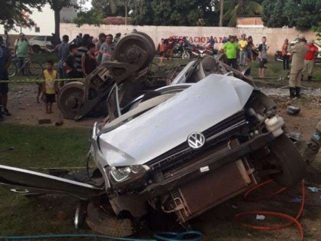 Vag&atilde;o descarrila, &ldquo;atropela&rdquo; ve&iacute;culo e motorista fica gravemente ferida