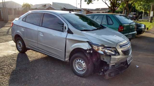Ladr&otilde;es de carro tentam fugir, se acidentam e um deles acaba preso