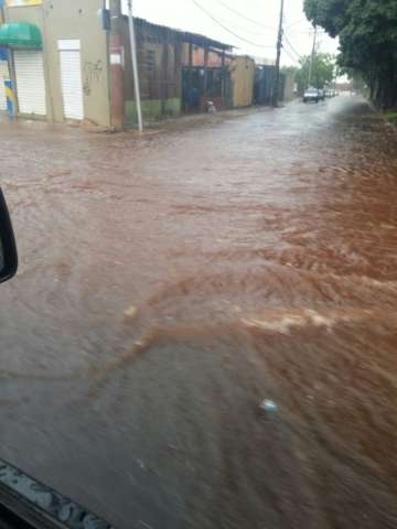 Pancadas de chuva alagam regi&atilde;o do Trevo Imbirussu