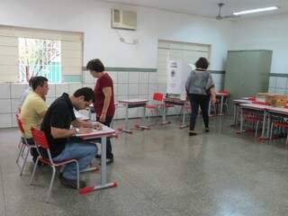 Votação transcorre de forma tranquila em Dourados, onde 147.632 eleitores estão aptos ao voto (Foto: Thalyta Andrade/Dourados News)