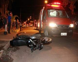 Motocicleta foi parar a cerca de 30 metros do local do acidente. (Foto: Fernando Antunes)