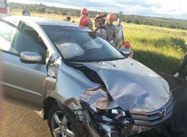 Condutor tenta cruzar BR-262 e causa acidente com outro carro e uma moto