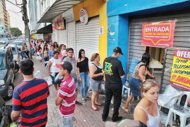 Clientes encontram panela por R$ 15, batedeira por R$ 39 e comemoram