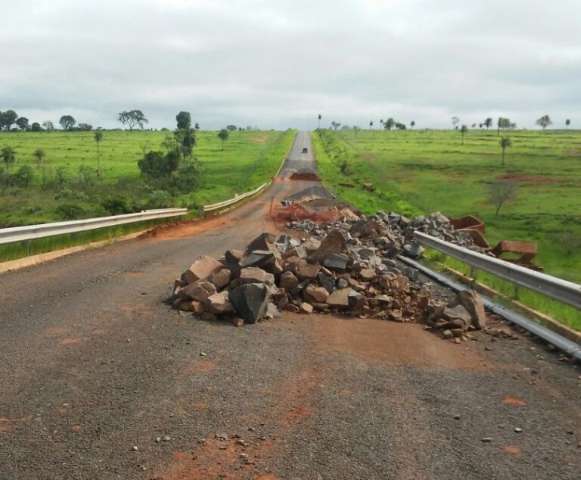 Prefeito reclama de obra parada, mas Agesul diz que servi&ccedil;o continua