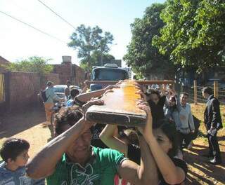 Cruz chega à região do Lixão. (Foto: Divulgação)