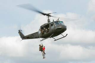 Operação de resgate em helicóptero do Esquadrão Pelicano. (foto: Divulgação).