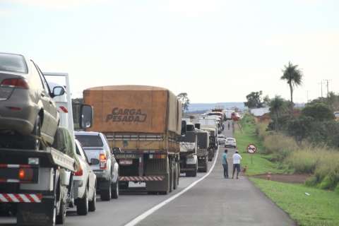 Congestionamento de 11 km deixa tráfego lento na BR-163