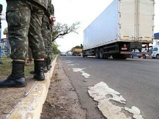 Militares durante vistoria na avenida Bandeirantes (Foto: Fernando Antunes)