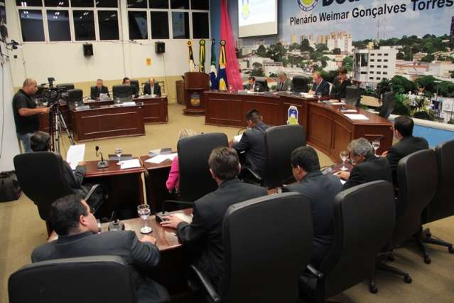 Ap&oacute;s 9 horas de espera, C&acirc;mara de Vereadores reabre sess&atilde;o e reelege Idenor