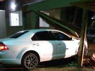 Carro destruiu fachada do conjunto residencial na Vila Adelina (Foto: Direto das Ruas)
