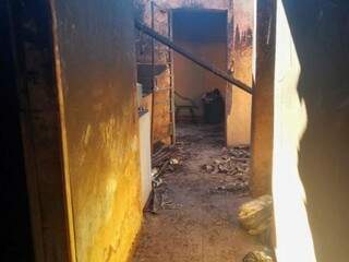 Parte de dentro da casa após incêndio que destruiu móveis e cômodos do imóvel (Foto: Fernando Antunes) 