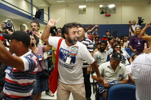 Torcidas contra e pr&oacute;-Bernal se enfrentam em gritos de guerra 