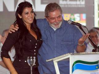 Priscila ao lado de Lula em evento em Campo Grande em 2009.