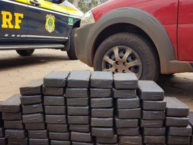Motorista &eacute; preso com 68 kg de coca&iacute;na em carroceria e tanque de combust&iacute;vel 