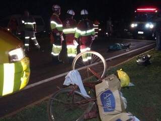 Idosa estava na bicicleta e morreu no local em que foi atingida (Foto: Direto das Ruas)