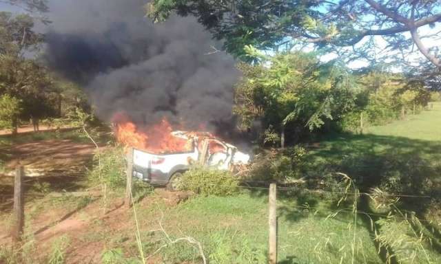 Ap&oacute;s batida, motorista de 26 anos fica ferido e carro pega fogo 