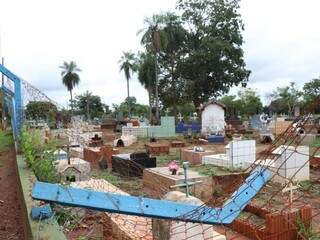 Grade dos fundos do cemitério está caída e acesso às covas é facil (Foto: Henrique Kawaminami)