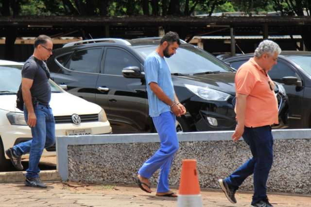 A&ccedil;&atilde;o contra tr&aacute;fico tem flagrante de arma, preso e desfile de carr&otilde;es na PF