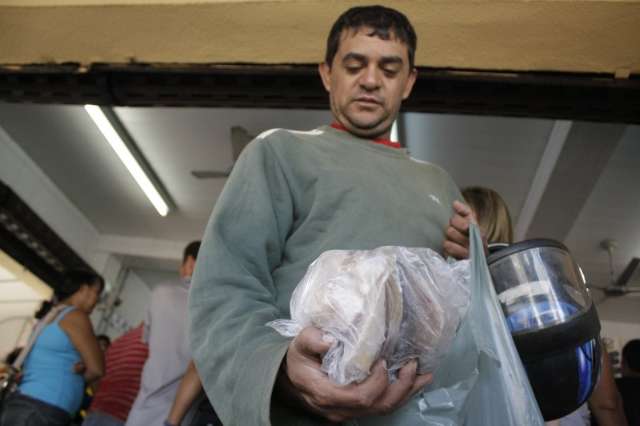 Consumidor deixa para comprar pescado no feriado e lota peixaria 