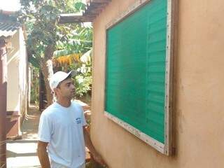 Augusto Santana diz que na casa dele os mosquitos não entram por conta das telas nas janelas. (Foto: Christiane Reis)