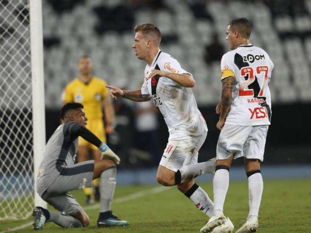 Botafogo sai na frente, mas Vasco alcan&ccedil;a empate em 1 a 1 no Nilton Santos