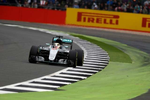 Hamilton conquista 55&ordf; pole da carreira e larga na frente em casa neste domingo