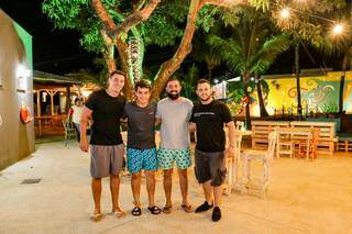 José, Carlos, Fernando e Eder: quatro amigos apaixonados por praia trouxeram areia para Campo Grande. (Foto: Kísie Ainoã)