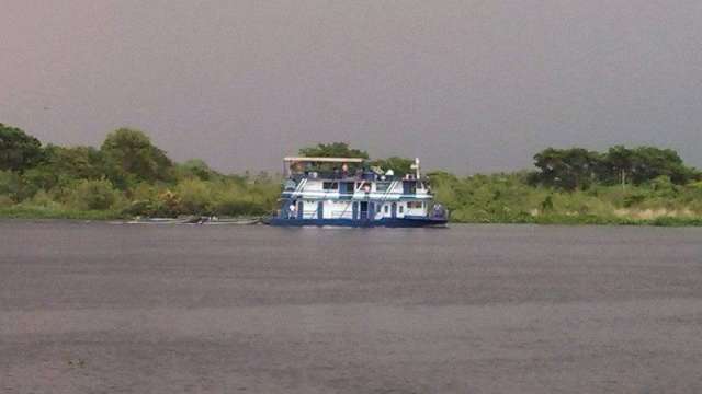 Turista fotografa barco-hotel minutos antes do naufr&aacute;gio