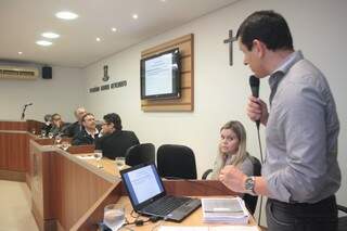 Vereador apresenta dados preliminares aos integrantes da CPI do Calote.