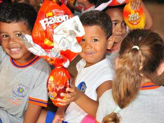 Nos olhos das crianças, a felicidade em ganhar o ovo de chocolate (Foto: João Garrigó)