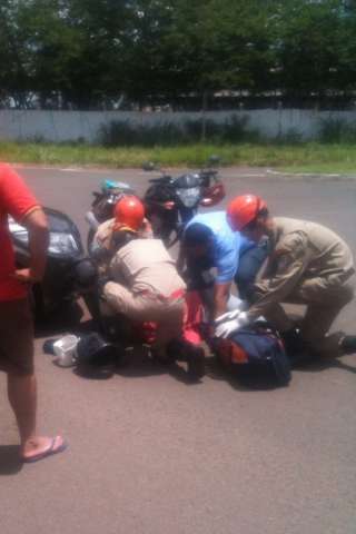 Motorista avan&ccedil;a preferencial e atinge motociclista na Mata do Jacinto