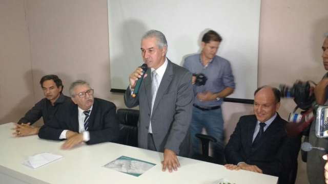 Governador entrega equipamentos e promete mais recursos para sa&uacute;de