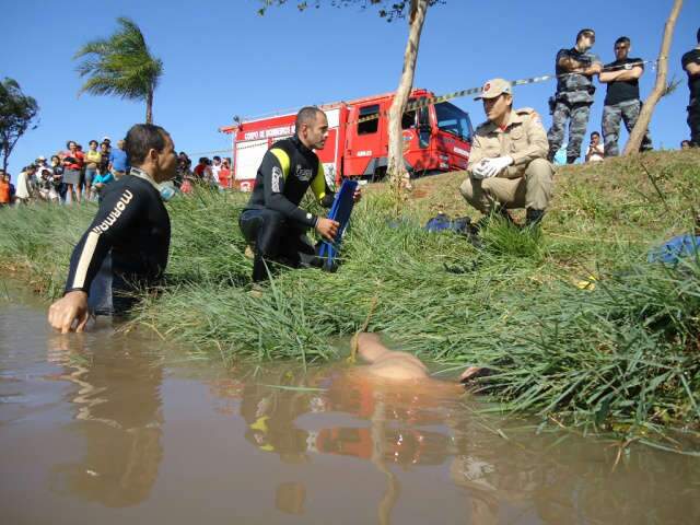  Bombeiros resgatam corpo no lago do Parque Antenor Martins em Dourados