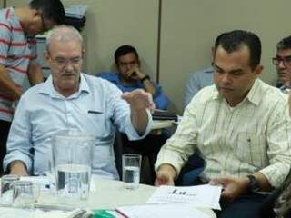 Marcelo Vilela (esq), em reunião sobre dengue com secretário Estadual, Geraldo Rezende (Foto/Arquivo: Henrique Kawaminami)