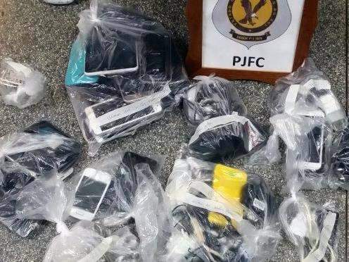Em quatro horas de pente-fino, 30 celulares s&atilde;o apreendidos na M&aacute;xima