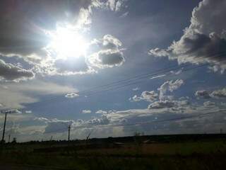 Sol aparece sempre entre nuvens pelos próximos dias, no Estado. (Foto: Saul Schramm) 