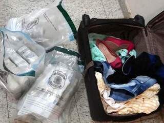 A droga estava dividida em tabletes escondidos na mala da jovem. (Foto: divulgação/PF)