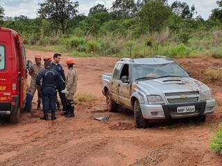 Caminhonete capotou na MS-135. (Foto: MS Todo Dia)