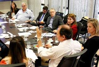 O secretário estadual de Infraestrutura, Marcelo Miglioli, durante reunião com as empresas nesta quarta-feira, em Campo Grande (Foto: Divulgação)