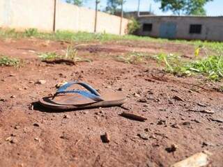 Chinelo, provavelmente o que a vítima usava, foi encontrado no terreno. (Foto: Fernando Antunes) 