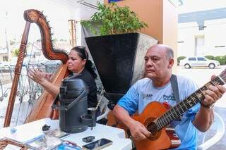 Enquanto Dolly toca a harpa, Pablo usa o violão para animar o público (Foto: Henrique Kawami)