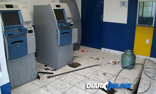 Bandidos arrombam caixas eletr&ocirc;nicos em Lad&aacute;rio