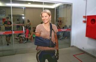 Sorridente, a ciclista ucraniana Elena Novikova saiu caminhando pela porta principal do hospital no centro de Costa Rica (Foto: Paulo Francis)