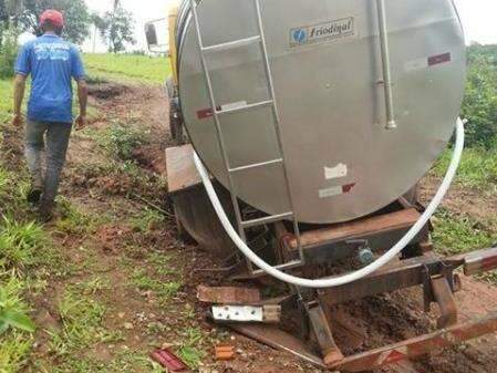 Caminh&atilde;o de leite tomba e mata motorista; estrada ruim atrasa per&iacute;cia